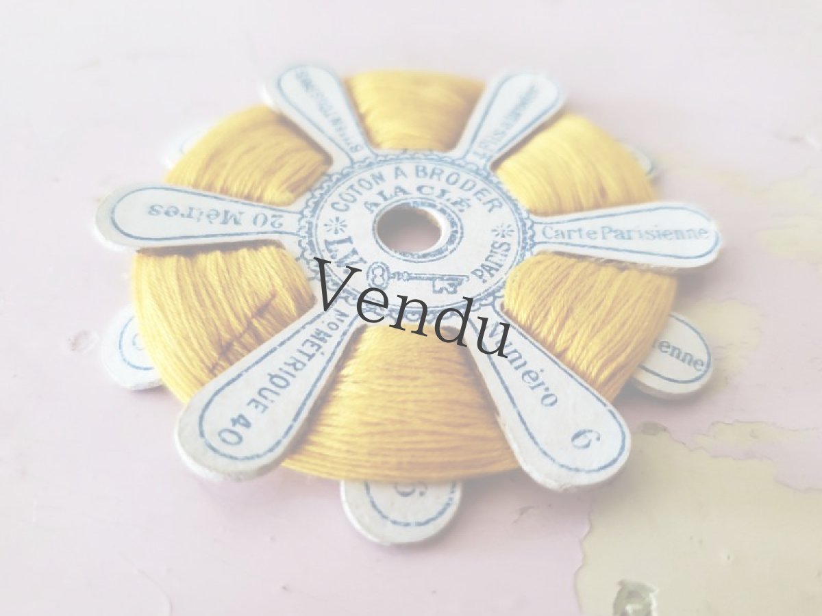 画像2: フランスアンティーク 刺繍糸巻き L.V. A LA CLÉ サフラン (2)