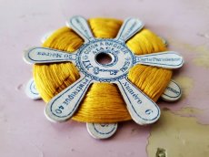 画像2: フランスアンティーク 刺繍糸巻き L.V. A LA CLÉ サフラン (2)