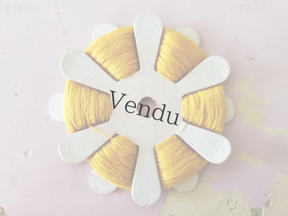 画像3: フランスアンティーク 刺繍糸巻き L.V. A LA CLÉ サフラン (3)