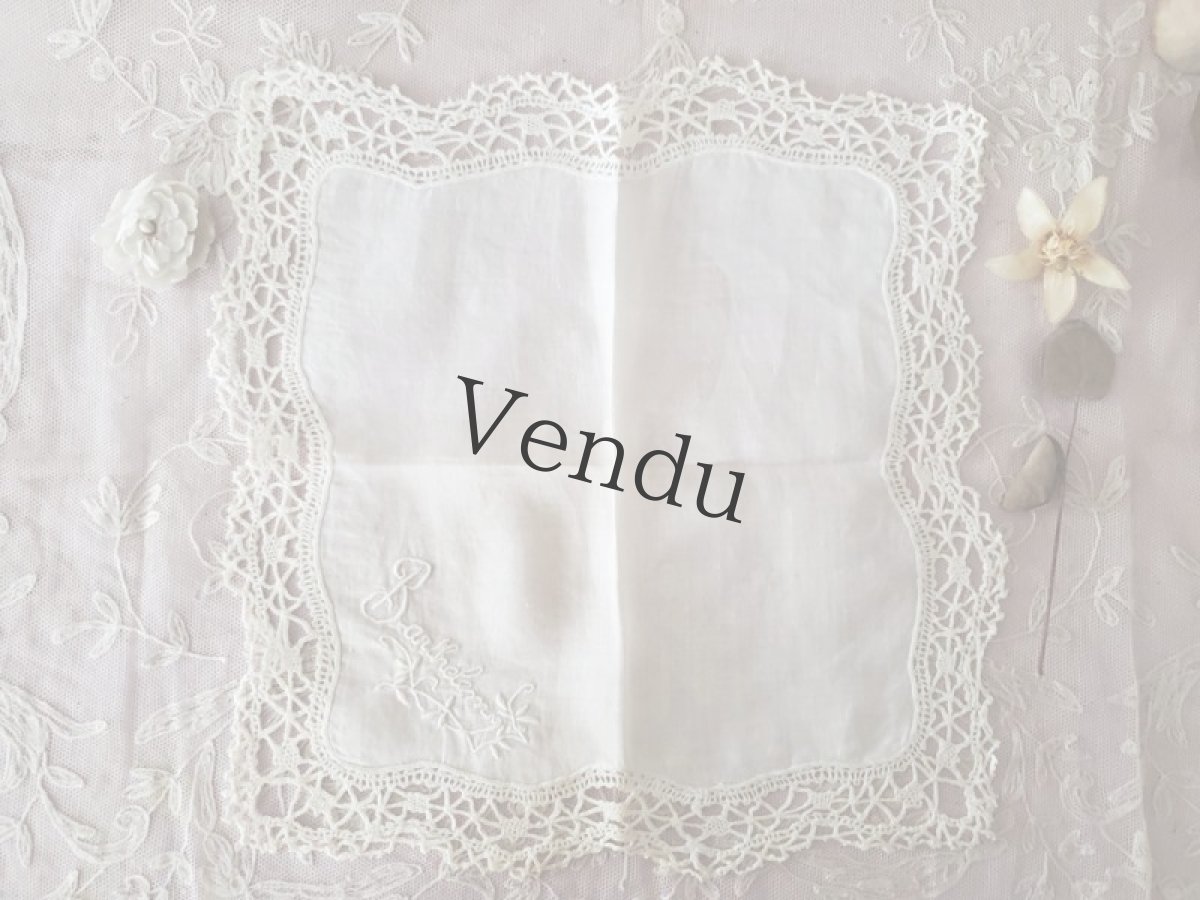 画像1: フランスヴィンテージ　ボビンレースハンカチ　名前手刺繍入り (1)