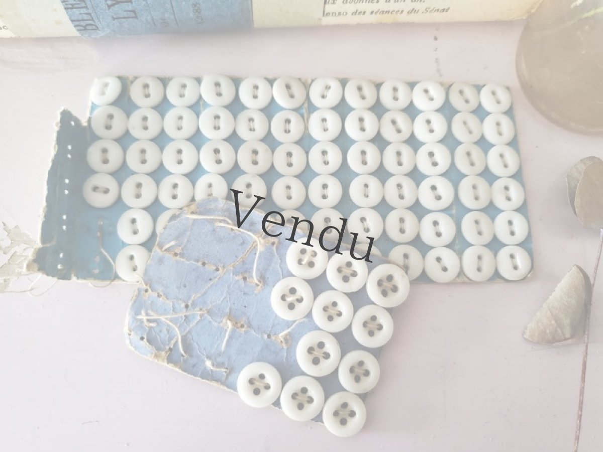 画像2: フランスアンティーク　白ガラスボタンシートセット (2)