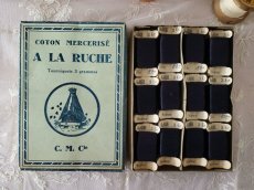 画像1: フランスアンティーク　未使用 立体糸巻き 箱セット A LA RUCHE C.M.Cie (1)