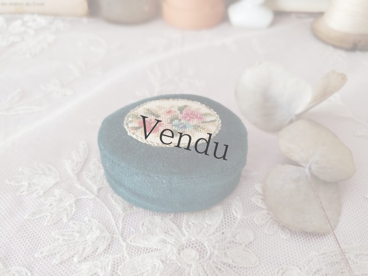 画像2: フランスヴィンテージ　深緑色の小さなピンクッション (2)