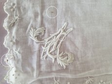 画像7: フランスアンティーク　白糸刺繍ハンカチ　イニシャル刺繍 (7)