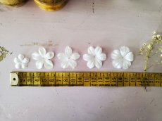 画像5: フランスヴィンテージ　白い布花パーツC 3.0cm 3g (5)