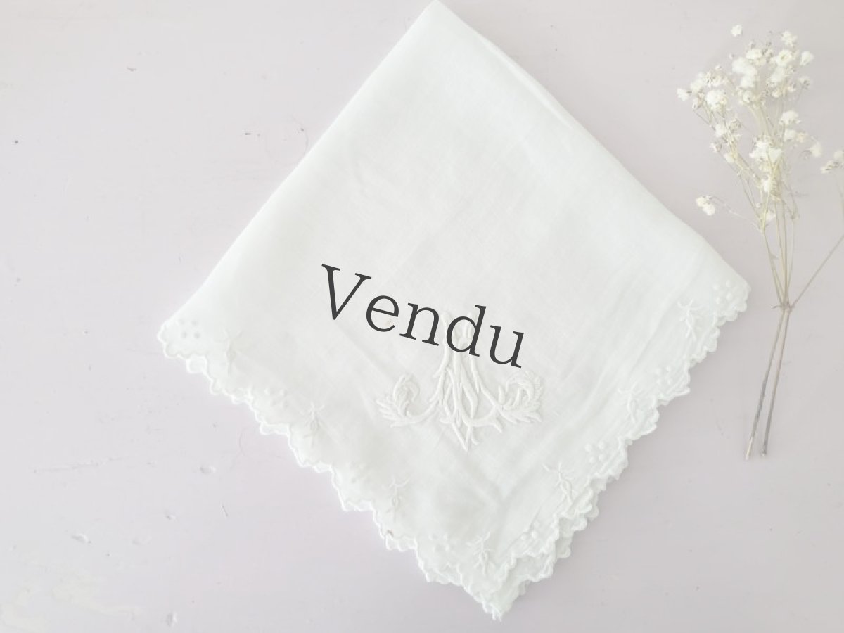 画像2: フランスアンティーク　白糸刺繍ハンカチ　イニシャル刺繍 (2)