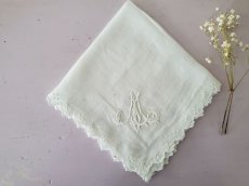 画像2: フランスアンティーク　白糸刺繍ハンカチ　イニシャル刺繍 (2)