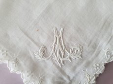 画像1: フランスアンティーク　白糸刺繍ハンカチ　イニシャル刺繍 (1)