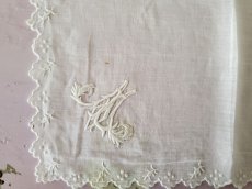 画像4: フランスアンティーク　白糸刺繍ハンカチ　イニシャル刺繍 (4)