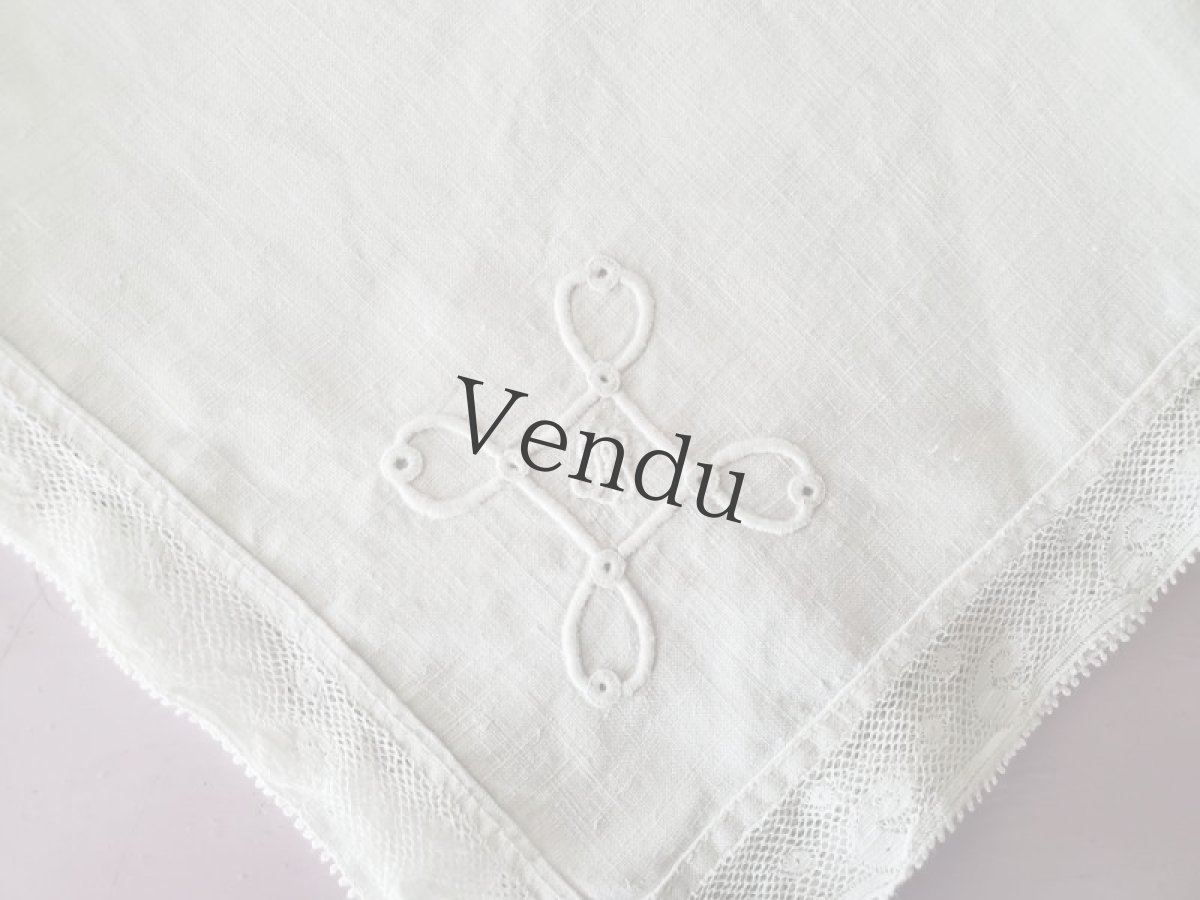 画像1: フランスアンティーク　レースハンカチ　蝶とイニシャル刺繍 (1)