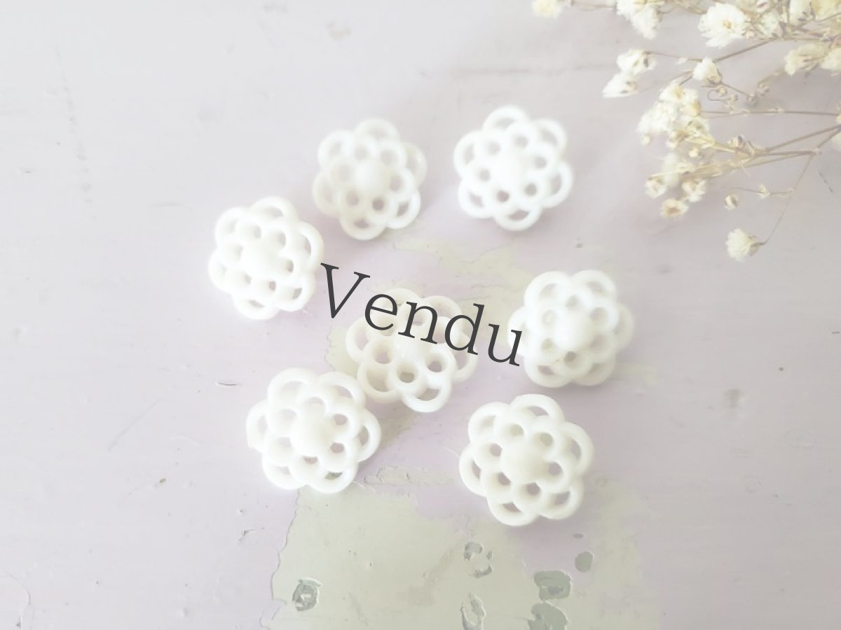 画像4: フランスヴィンテージ お花の型抜きボタン 18mm (4)