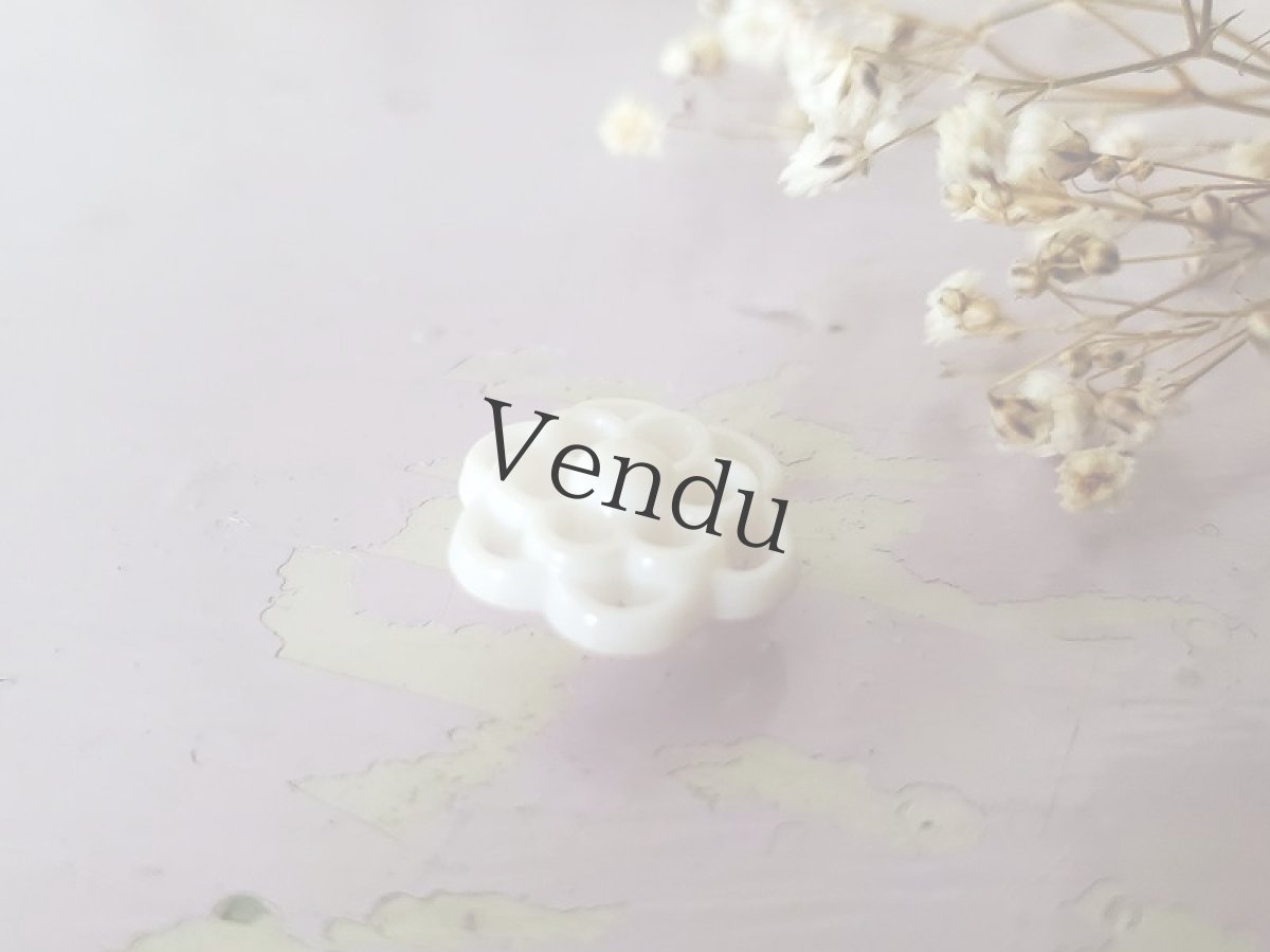 画像2: フランスヴィンテージ お花の型抜きボタン 18mm (2)