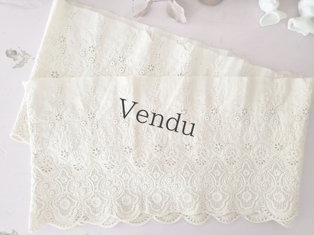 画像2: フランスアンティーク 円状 幅広 白糸刺繍スカラップレース 64(128)cm (2)