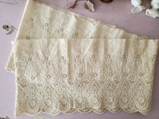 画像2: フランスアンティーク 円状 幅広 白糸刺繍スカラップレース 64(128)cm (2)