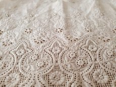 画像5: フランスアンティーク 円状 幅広 白糸刺繍スカラップレース 64(128)cm (5)