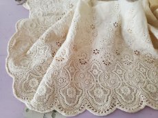 画像1: フランスアンティーク 円状 幅広 白糸刺繍スカラップレース 64(128)cm (1)