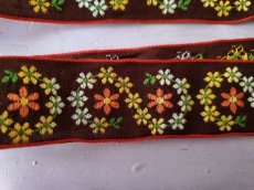 画像2: フランスヴィンテージ 刺繍リボン フォークロアな花柄 茶 50cm〜 (2)
