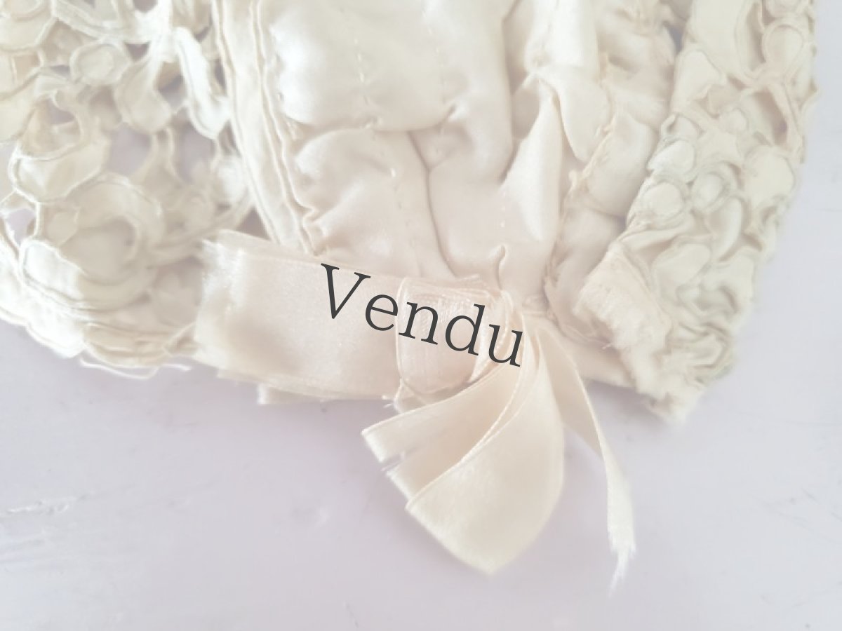 画像2: フランスアンティーク　ヤドリギのリシュリュー刺繍 小さなボネ　 (2)