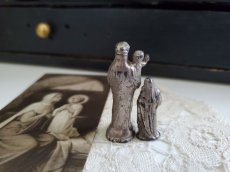 画像3: フランスアンティーク  小さな聖母マリア様像とホーリーカードのセット (3)
