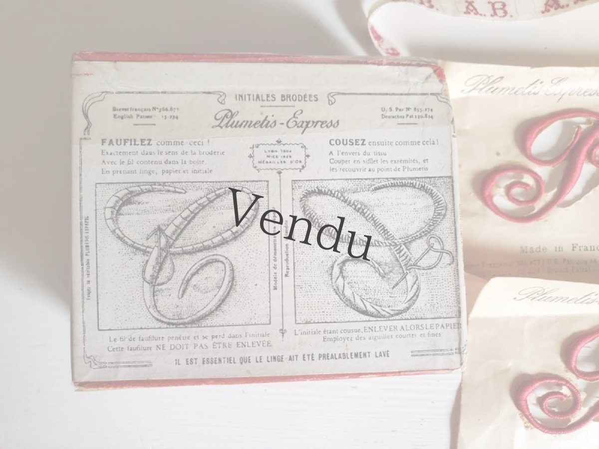 画像5: フランスアンティーク　Plumetis-Express 刺繍イニシャルシート "P" No.3 赤 (5)