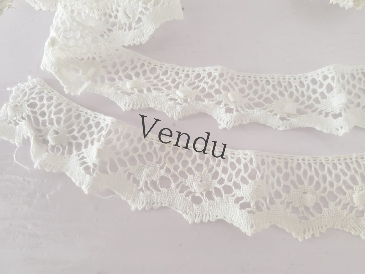 画像2: フランスヴィンテージ　ぽちぽちつきスカラップレース 26＋55cm 2本セット (2)