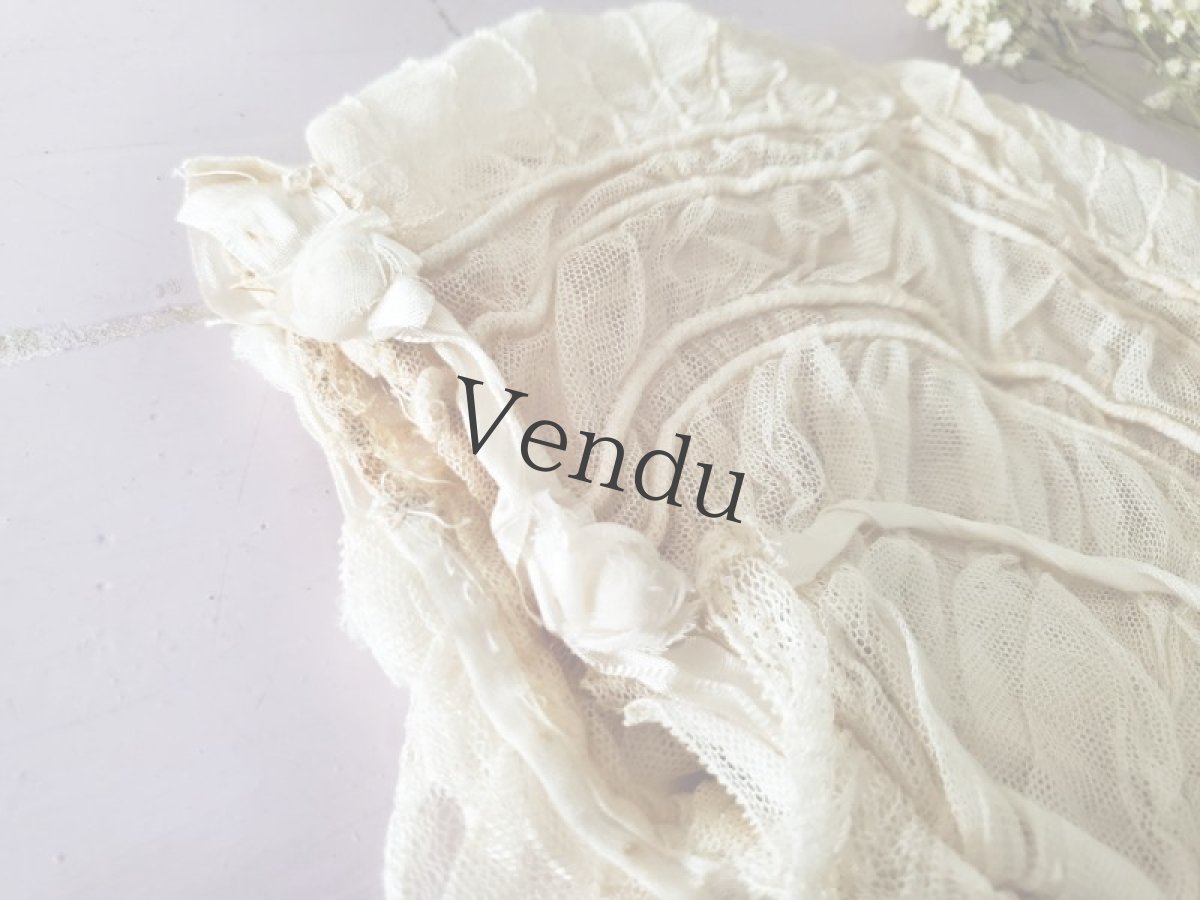 画像2: フランスアンティーク　白ばらモチーフとチュールレースのボネ　 (2)