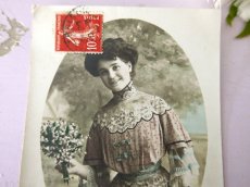 画像2: フランス 1900-20年代 切手つきポストカード 鈴蘭とマドモアゼル (2)