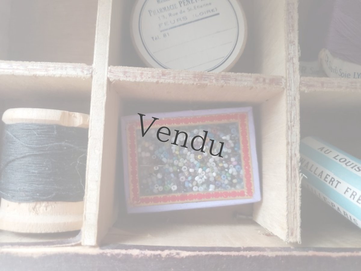 画像8: フランスアンティーク ガラスの蓋の紙箱入りビーズ ≪ラベンダー≫ (8)