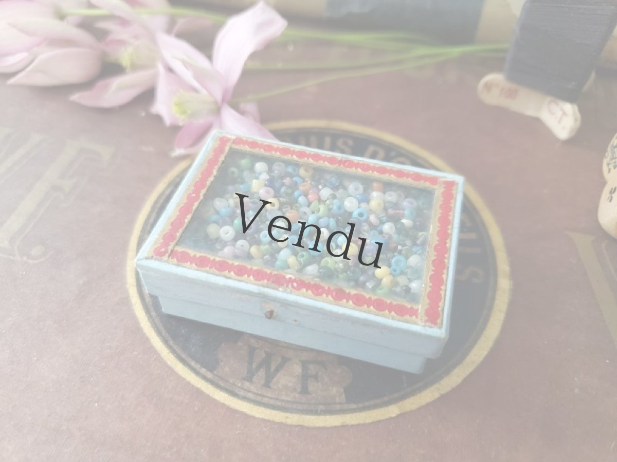 画像2: フランスアンティーク ガラスの蓋の紙箱入りビーズ ≪水色≫ (2)