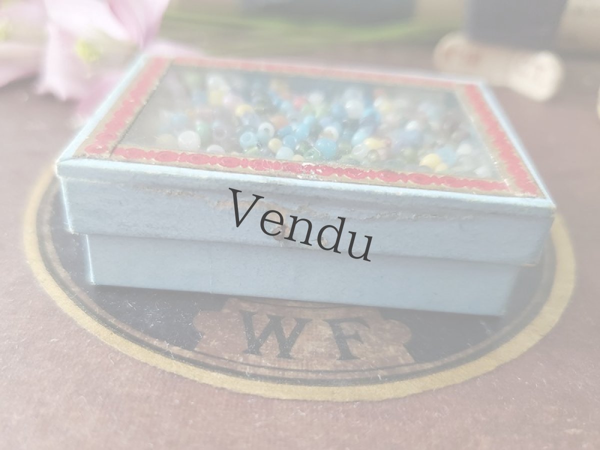 画像3: フランスアンティーク ガラスの蓋の紙箱入りビーズ ≪水色≫ (3)