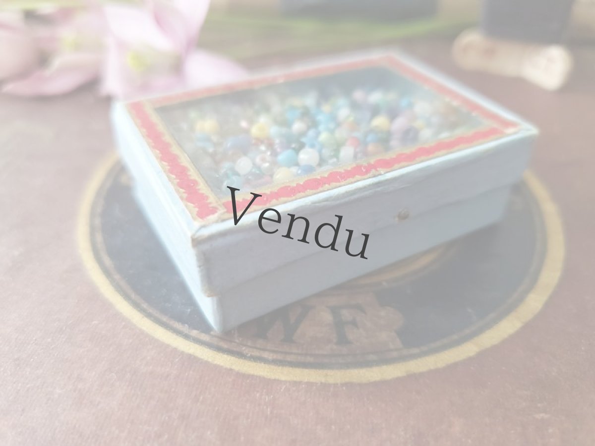 画像4: フランスアンティーク ガラスの蓋の紙箱入りビーズ ≪水色≫ (4)