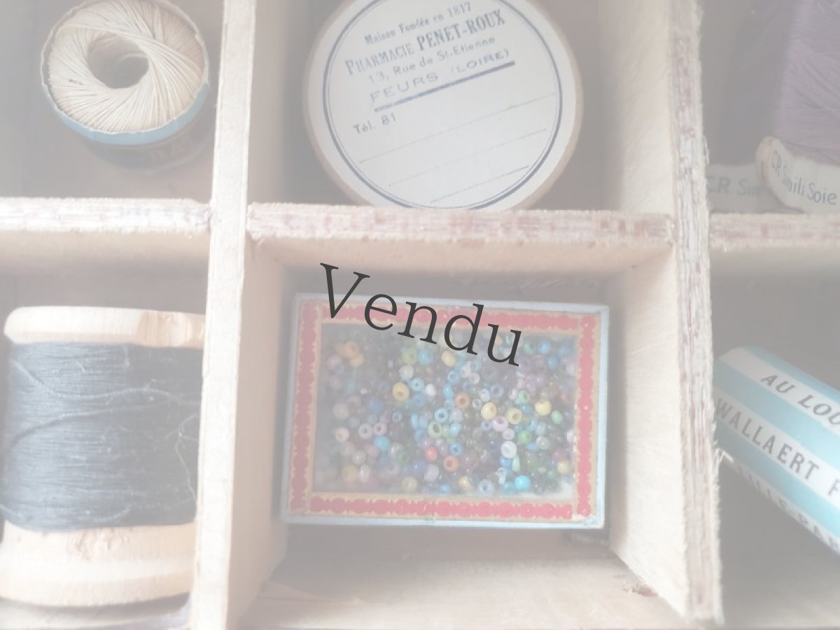 画像8: フランスアンティーク ガラスの蓋の紙箱入りビーズ ≪水色≫ (8)