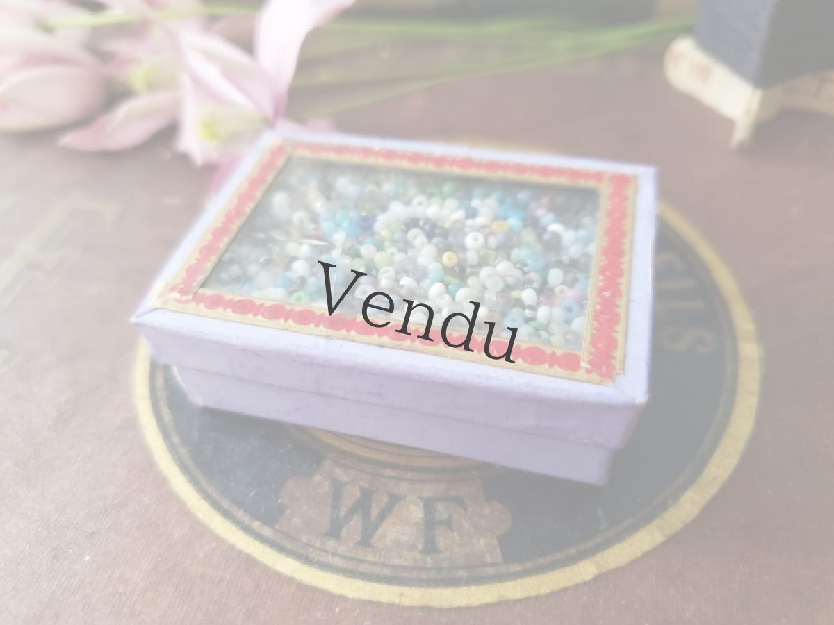 画像2: フランスアンティーク ガラスの蓋の紙箱入りビーズ ≪ラベンダー≫ (2)