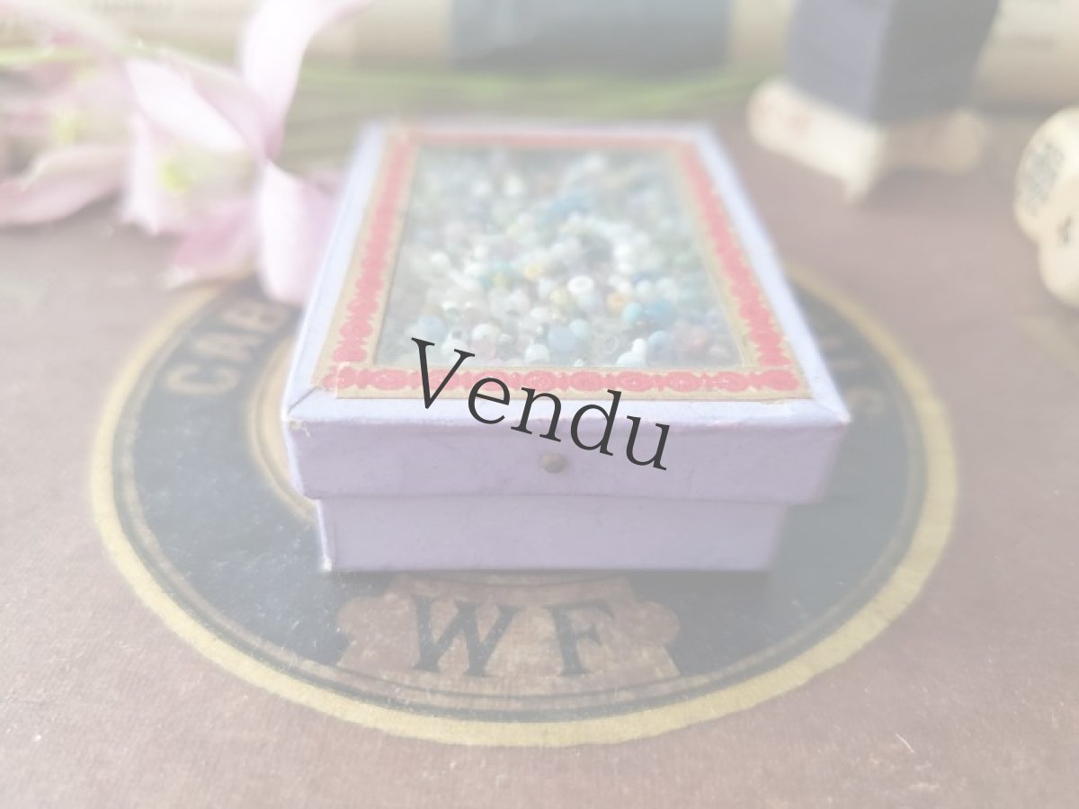 画像3: フランスアンティーク ガラスの蓋の紙箱入りビーズ ≪ラベンダー≫ (3)