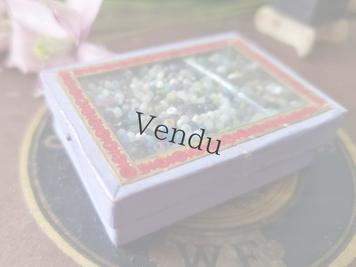 画像4: フランスアンティーク ガラスの蓋の紙箱入りビーズ ≪ラベンダー≫ (4)