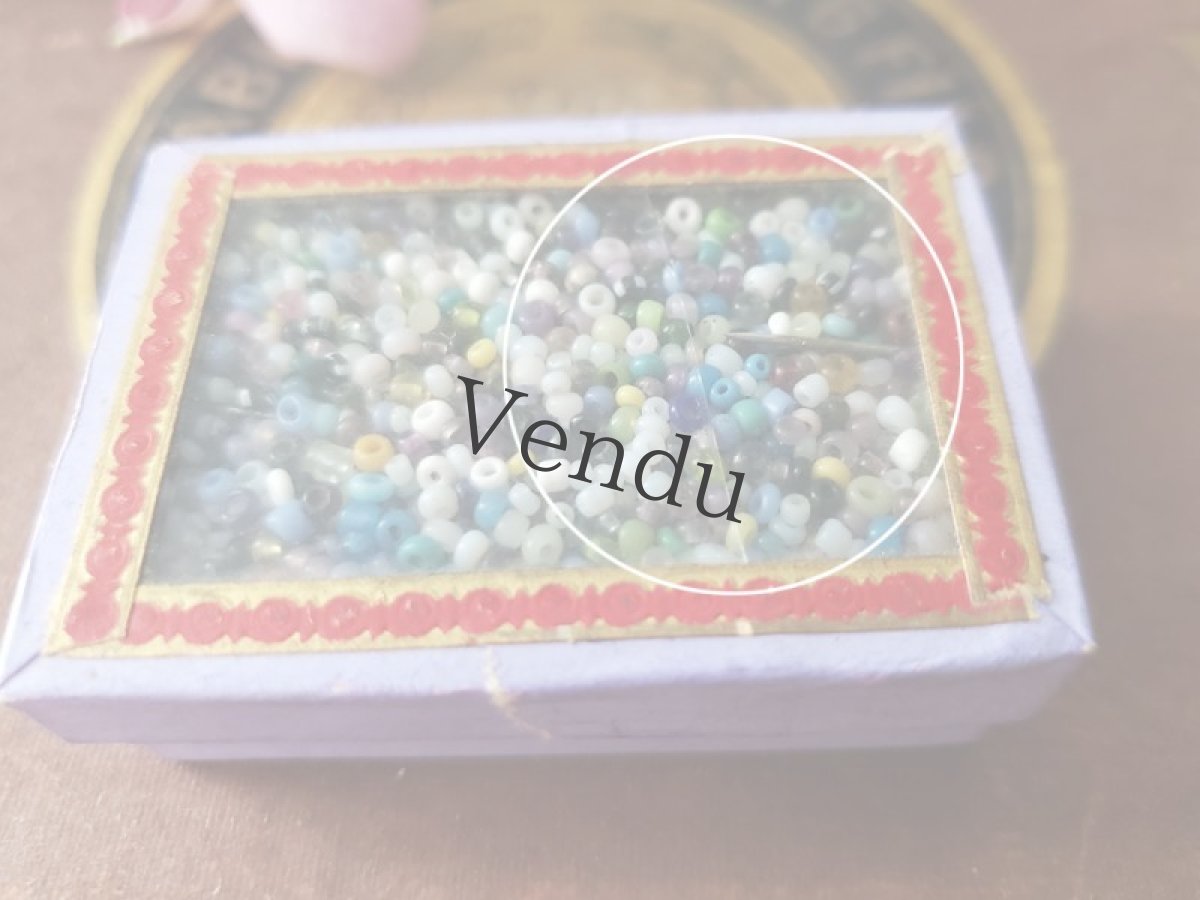 画像7: フランスアンティーク ガラスの蓋の紙箱入りビーズ ≪ラベンダー≫ (7)