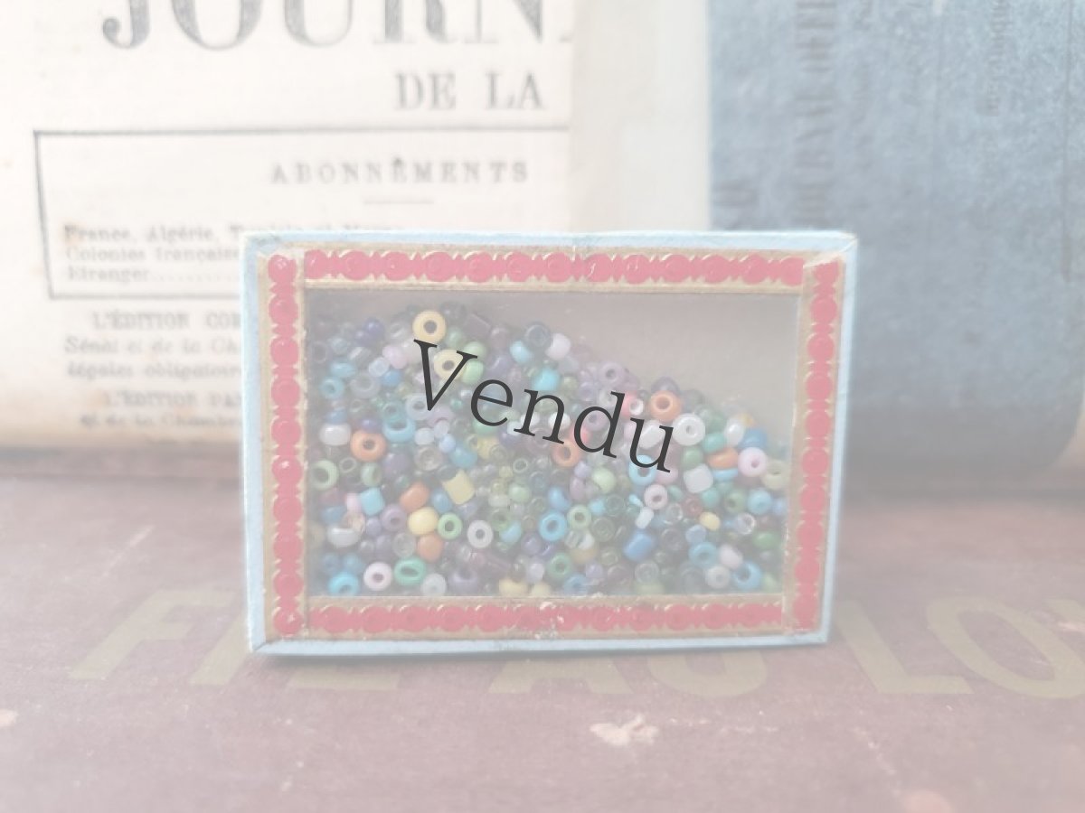 画像5: フランスアンティーク ガラスの蓋の紙箱入りビーズ ≪水色≫ (5)