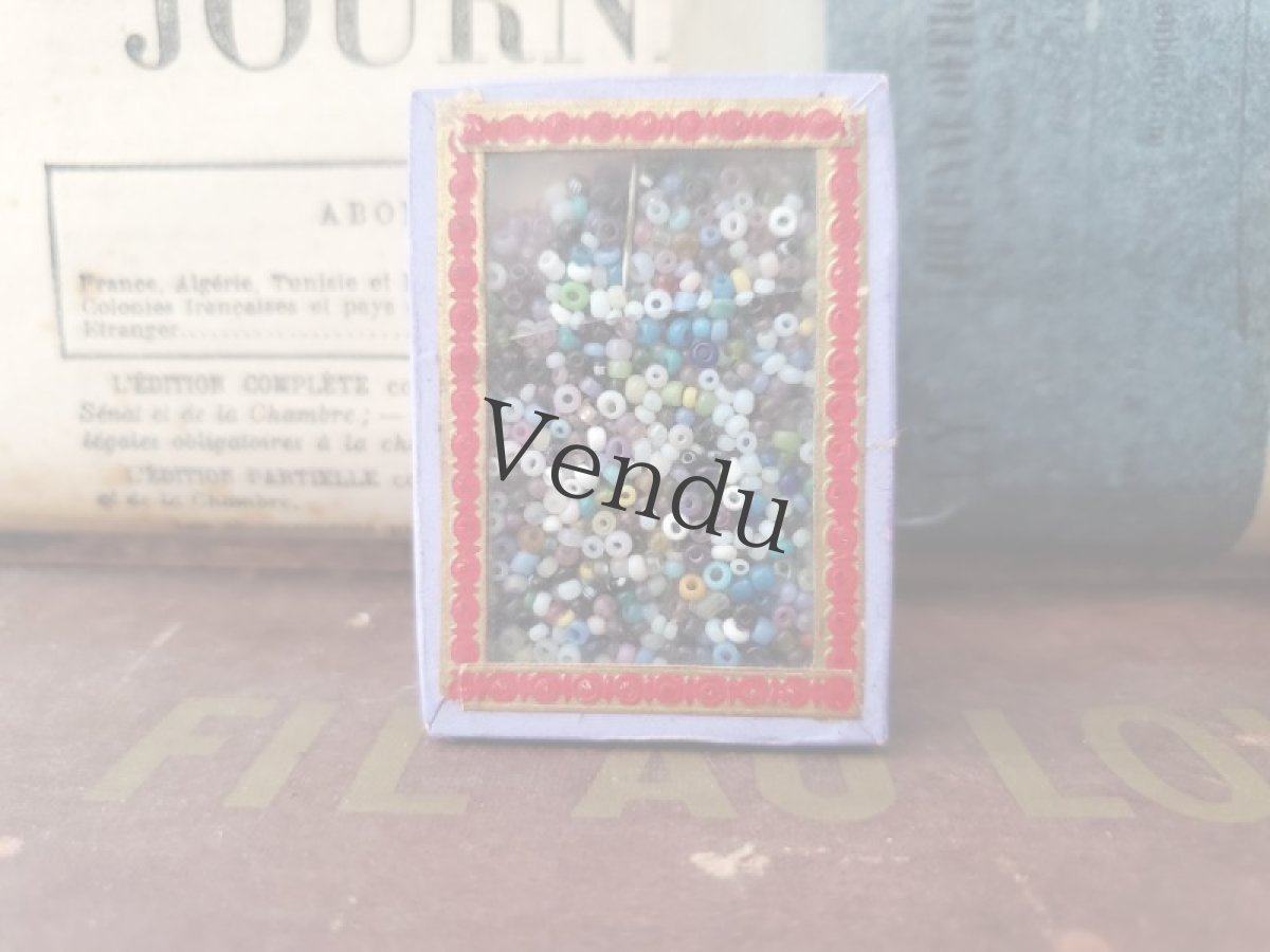 画像5: フランスアンティーク ガラスの蓋の紙箱入りビーズ ≪ラベンダー≫ (5)