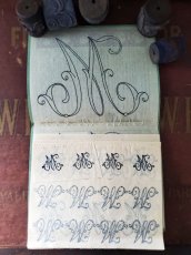 画像2: フランス 1900年前後 イニシャル刺繍シート Sèrie2《M》L.V. (2)