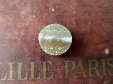 画像1: フランス 1980年- 金箔入りボタン 18mm (1)