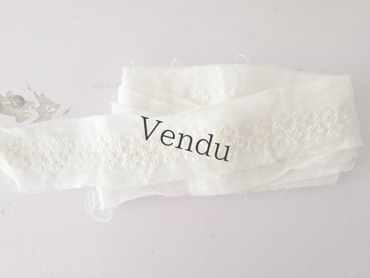 画像1: フランスアンティーク　小花の刺繍ブレード134cm (1)