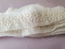 画像2: フランスアンティーク　小花の刺繍ブレード134cm (2)
