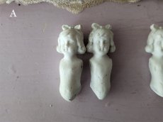 画像3: フランス 1910-1920年頃 ビスクドールパーツ リボンの女の子2体セット 5cm (3)