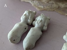 画像4: フランス 1910-1920年頃 ビスクドールパーツ リボンの女の子2体セット 5cm (4)