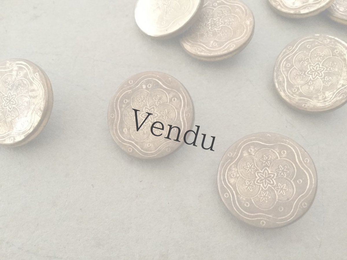 画像5: フランスアンティーク　繊細柄の真鍮ボタン 22ｍｍ (5)