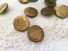 画像4: フランスアンティーク　繊細柄の真鍮ボタン 22ｍｍ (4)