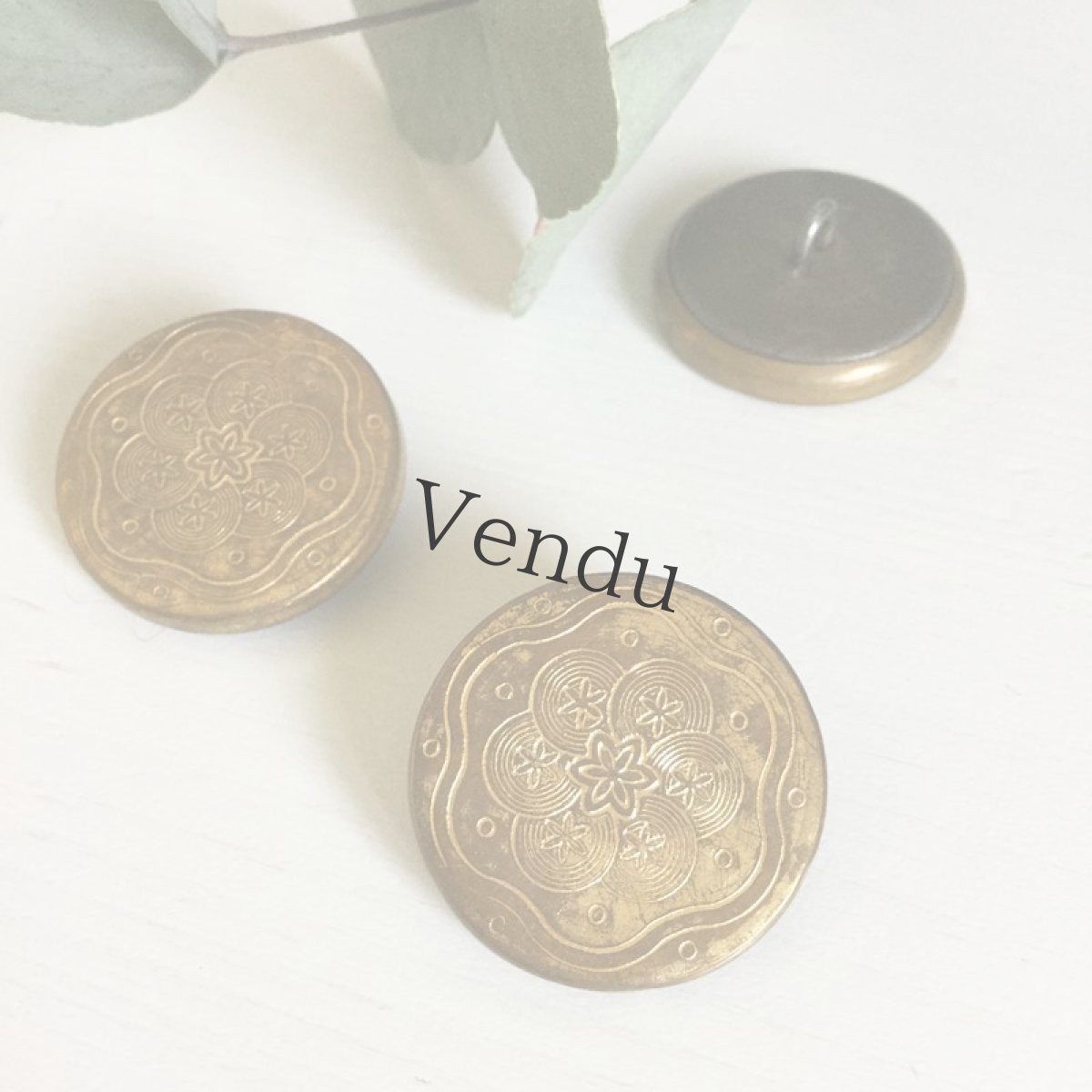 画像2: フランスアンティーク　繊細柄の真鍮ボタン 22ｍｍ (2)