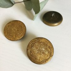 画像2: フランスアンティーク　繊細柄の真鍮ボタン 22ｍｍ (2)
