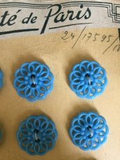 画像2: ヴィンテージ　青いお花型ボタン17mm (2)