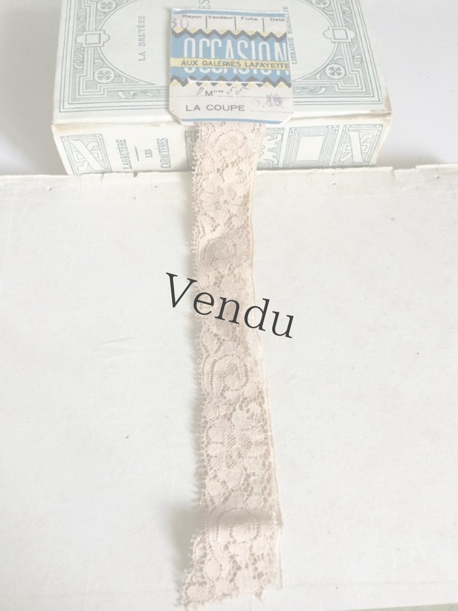 画像2: ヴィンテージ　ラベル付きレースブレード Aux Galeries Lafayette (2)